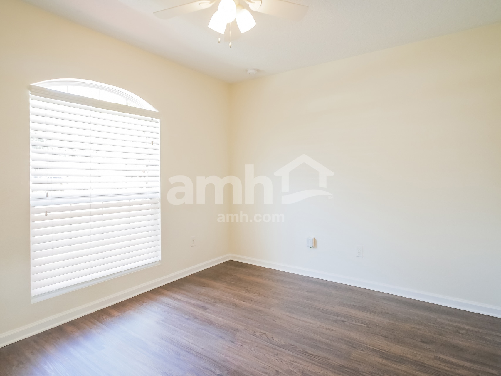 Building Photo - 224 E New England Dr