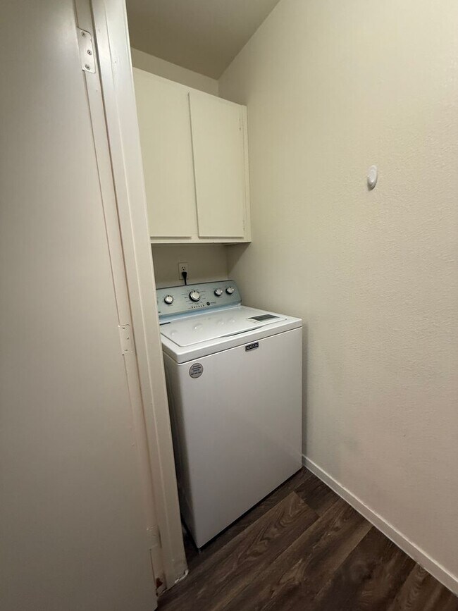 Building Photo - Cute Lower Level Condo