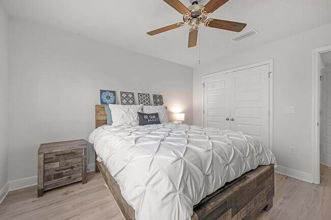 Building Photo - Three Bedroom Two and a half Bath In Hammock Oaks