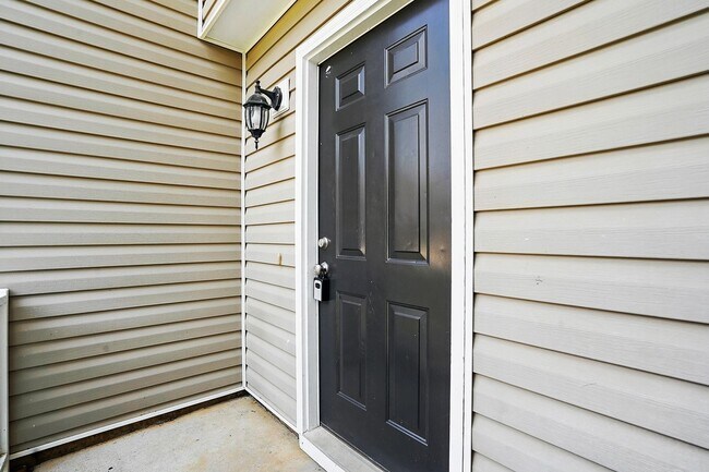 Building Photo - GREAT TOWNHOME- Come see it today!
