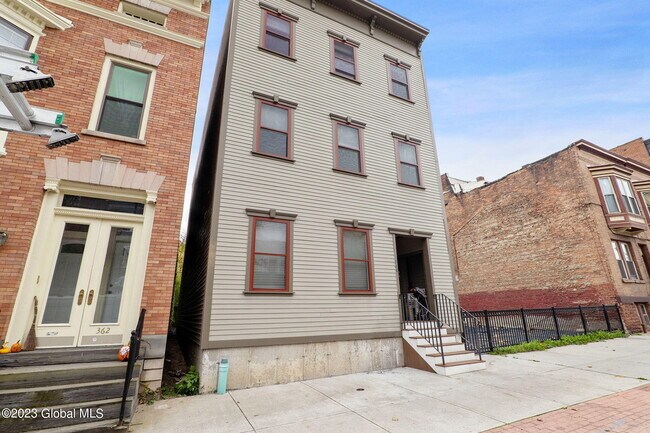Building Photo - 364 Madison Ave