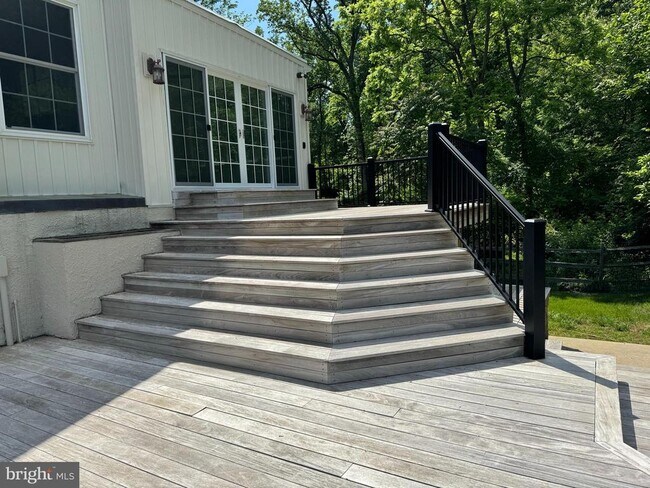 Building Photo - 553 Worthington Rd