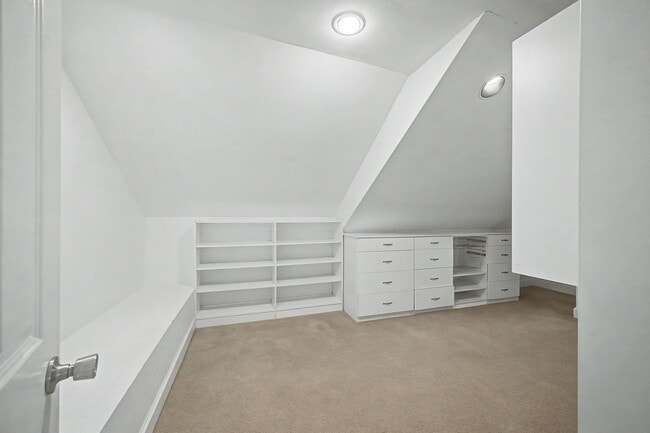 Building Photo - Beautiful 4BD/3.5BA home in the heart of Green Hills.