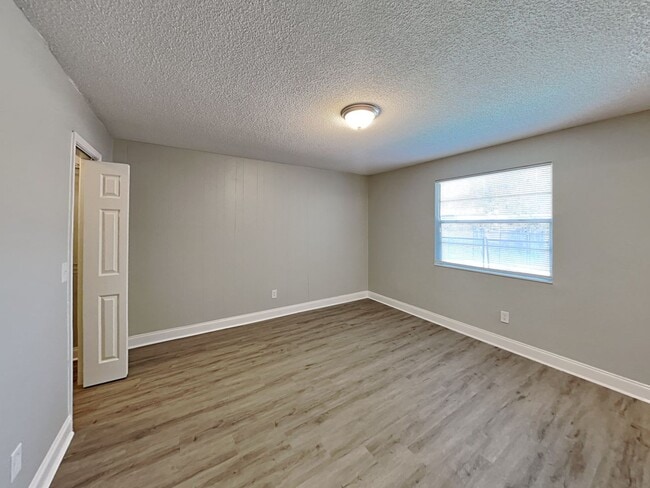 Building Photo - Coming Soon! 3 BR/2BA | Newly Renovated Single Family Home | 2-Car Garage Parking | In Jacksonville!