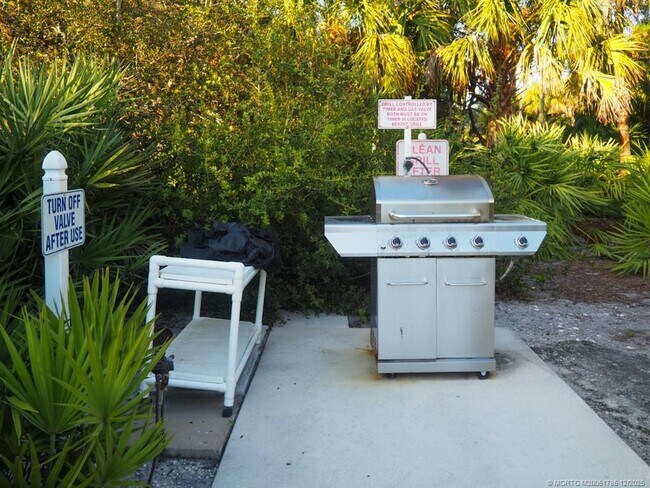 Building Photo - 1965 SW Silver Pine Way