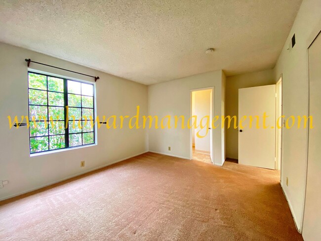 Building Photo - Spacious Townhouse condo with central A/C,...