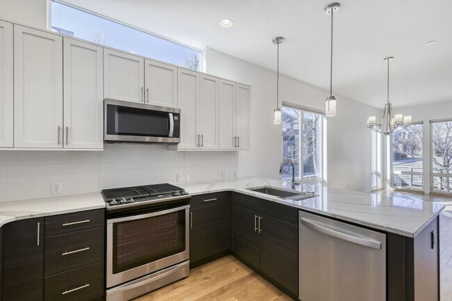 Building Photo - Bright Contemporary 3 Bedroom 2 Bath - August 1st!