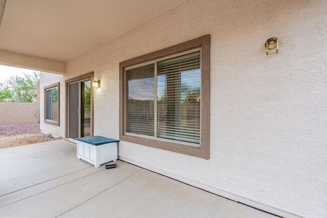 Building Photo - Three Beds & 2.5 Baths - Move Right In!