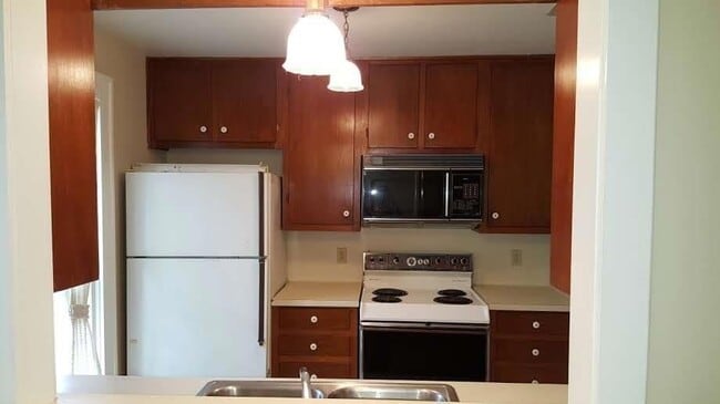 Building Photo - 316 1/2 E 7th Street Unit