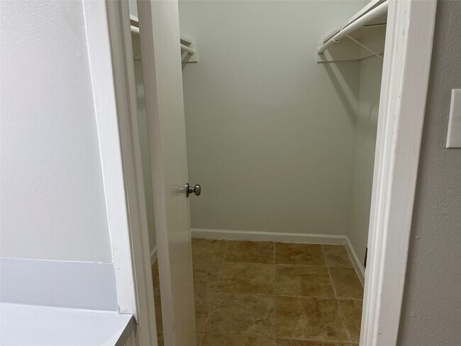 Building Photo - 2402 Fawnwood Ln