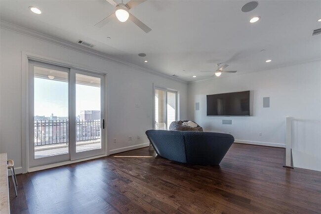 Building Photo - 418 NE 2nd St