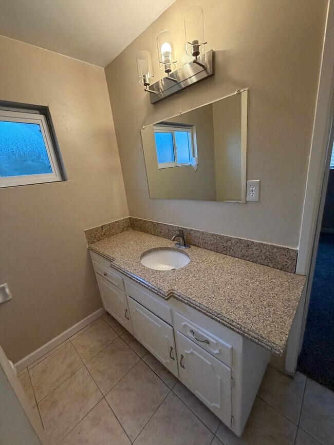 Building Photo - Affordable 3 BD 2 BA house in SW Bakersfield on a corner lot