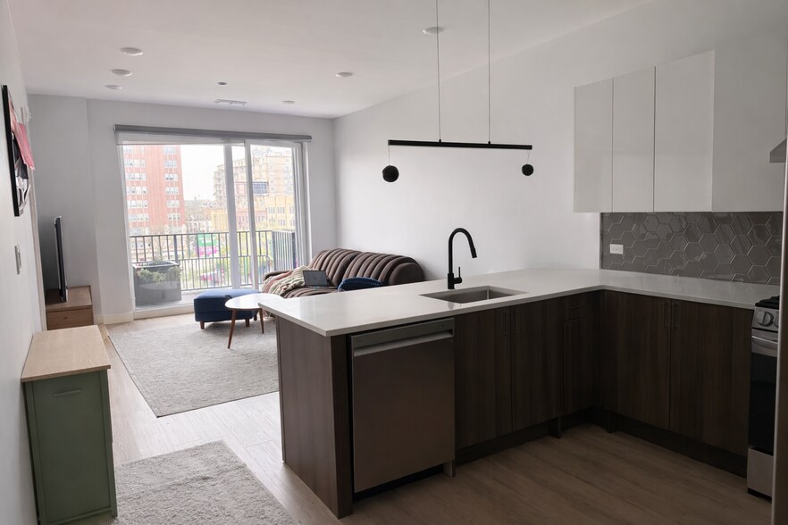 Building Photo - 948 W Sunnyside Ave