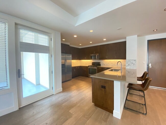 Building Photo - Updated One Bedroom Condo at The Peloton. ...