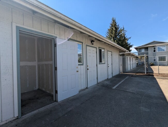 Building Photo - Great first floor 2bed/1 bath apartment