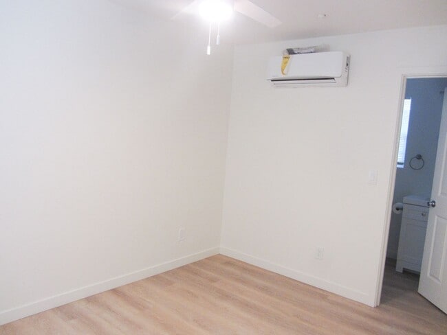 Building Photo - Center (267) North