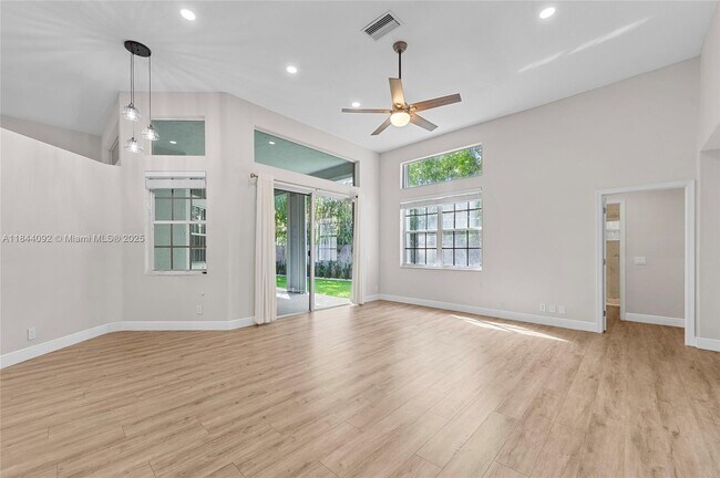 Building Photo - 2587 Jardin Ct