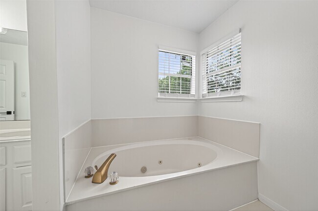 Building Photo - 2431 Parkwood Ln