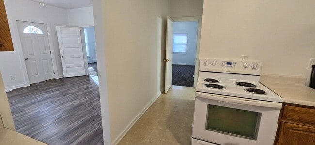 Building Photo - Remodeled 2 bedroom with Garage & small fe...
