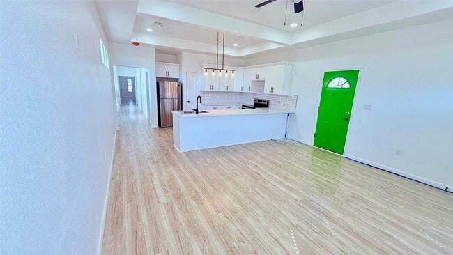 Building Photo - 7018-5914 02