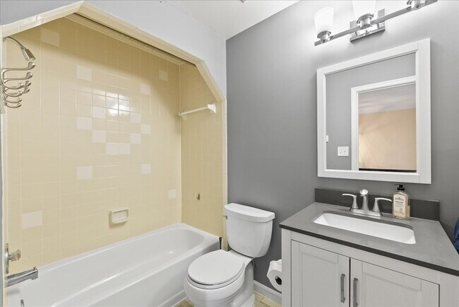 Building Photo - Stunning End-Unit Townhouse with Golf Cour...