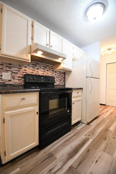Kitchen - 2930 Blaisdell Ave