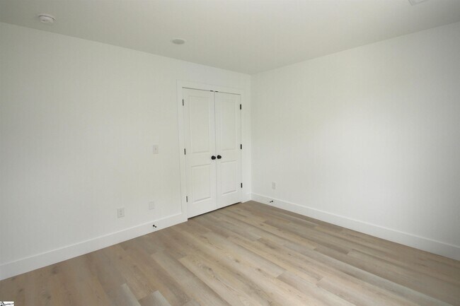 Building Photo - 402 Sierra Rd