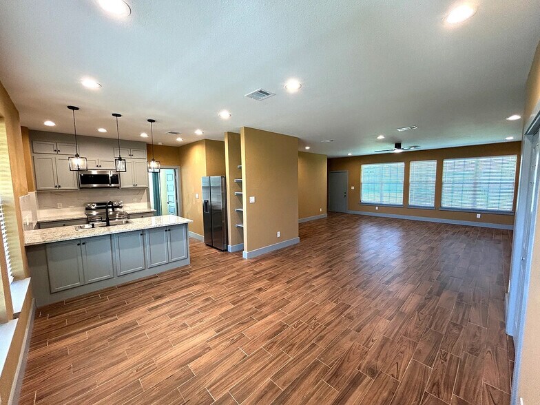 Building Photo - Room in Duplex on N Shore Dr