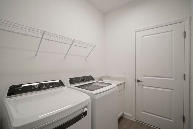 Building Photo - Spacious home 3beds+Den 3 baths located in...