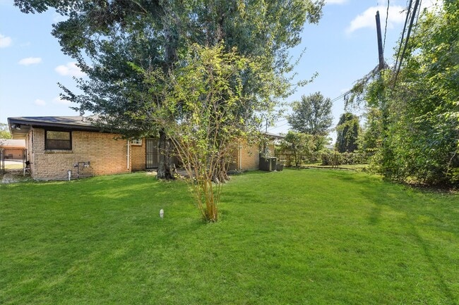 Building Photo - 9711 Bertwood St