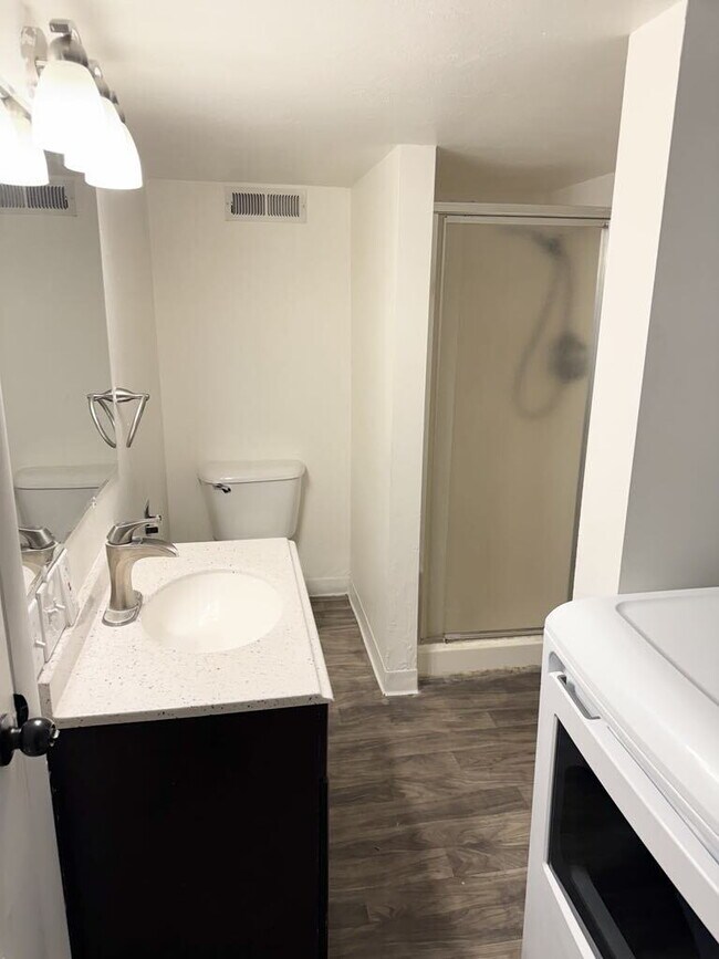 Building Photo - "Charming 2-Bed Apartment with ALL UTILITI...