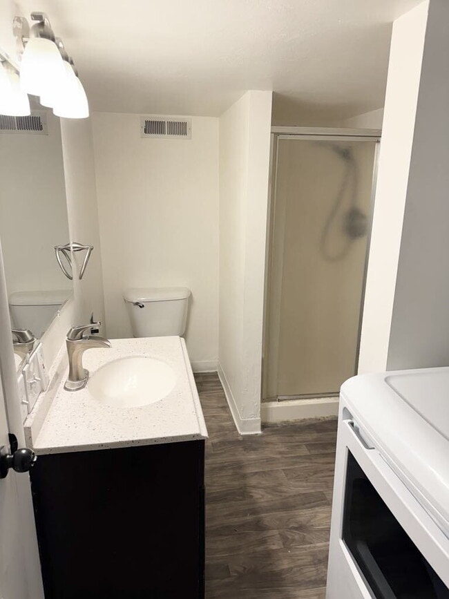 Building Photo - "Charming 2-Bed Apartment with ALL UTILITIES INCLUDED!! – Cozy Comfort Awaits!"