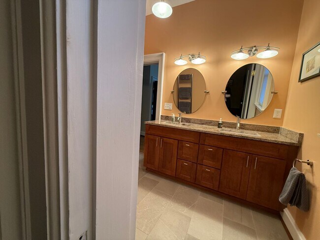 Building Photo - 2021 Rivermont Ave