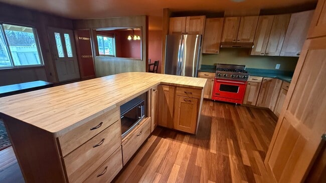 Building Photo - Spunky 3 Bedroom House in Westchester Lagoon! Available NOW!