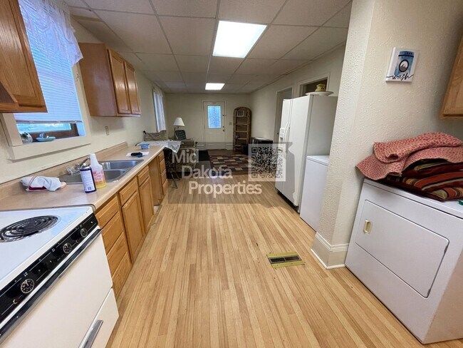 Building Photo - 915 W 4th Ave