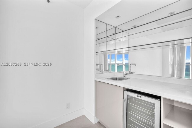 Building Photo - 16485 Collins Ave