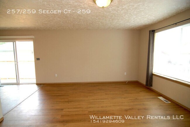 Building Photo - Nice S Salem duplex