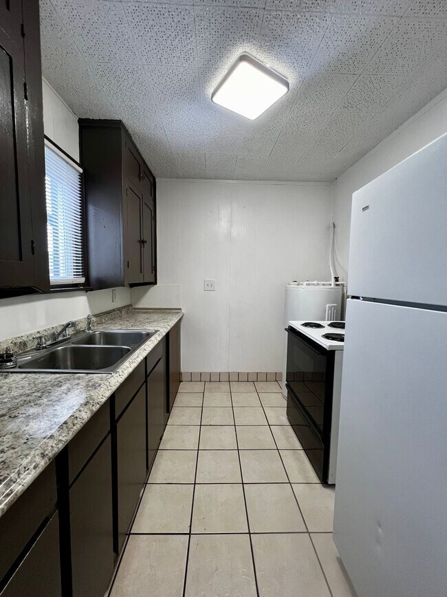 Building Photo - D1011