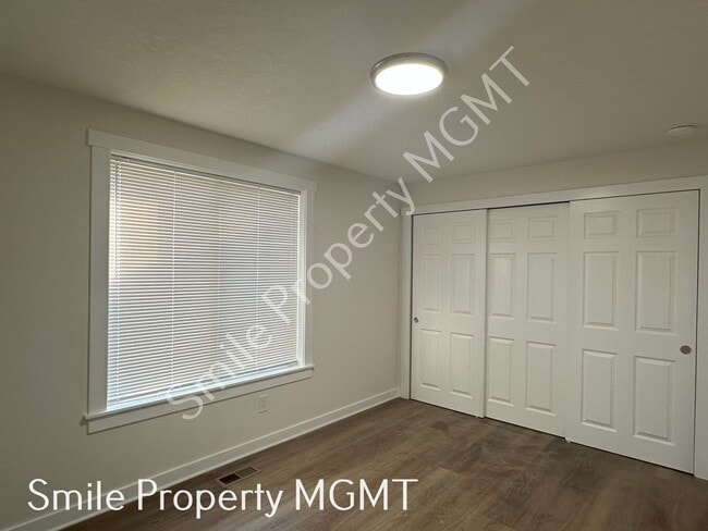 Building Photo - Great Size House