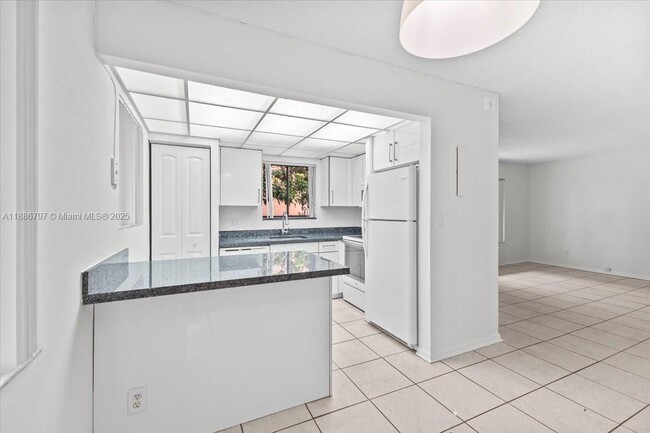 Building Photo - 6900 SW 39th St