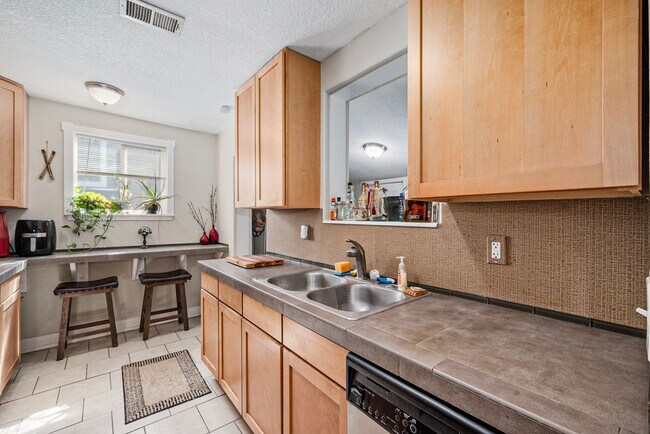 Building Photo - Beautiful Home Available in Berkeley Neigh...
