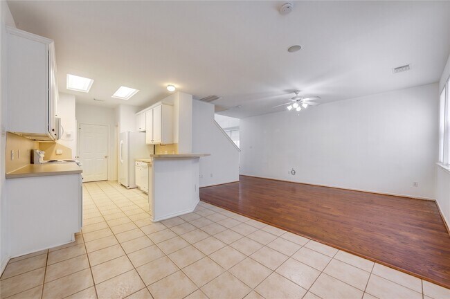 Building Photo - 225 Summerhaze Cir