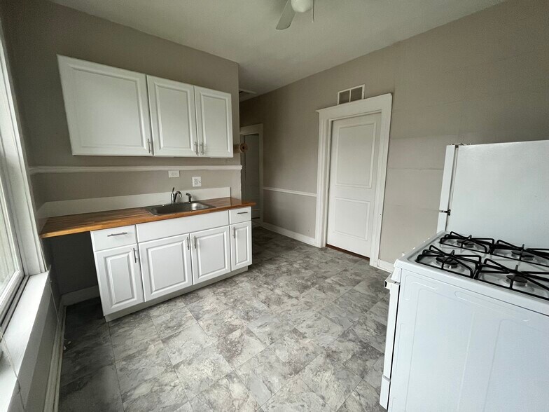 Building Photo - 2016 Wabash St