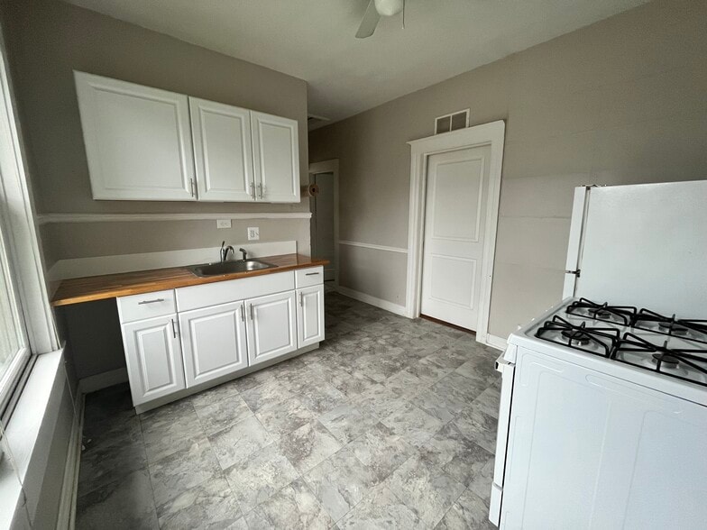 Kitchen - 2016 Wabash St