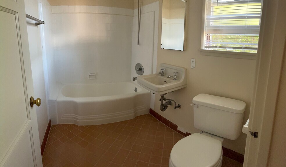 Building Photo - 831 Grevelia St