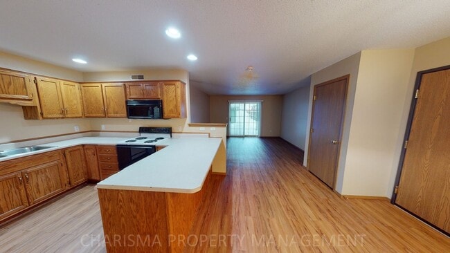 Building Photo - 2, BD IN BRANDON, JUST MINUTES FROM SF. CE...