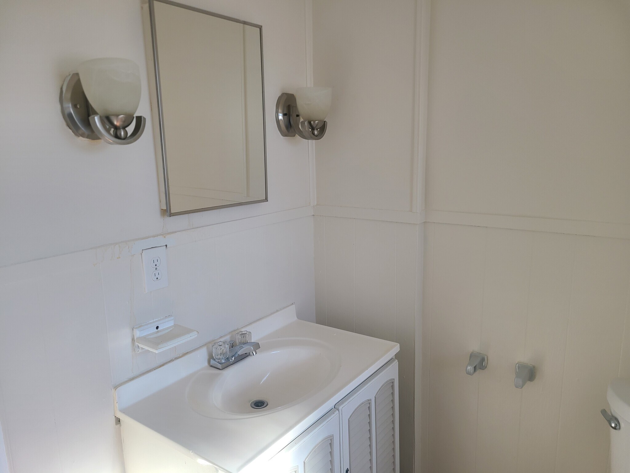 Bathroom - 16 Central St