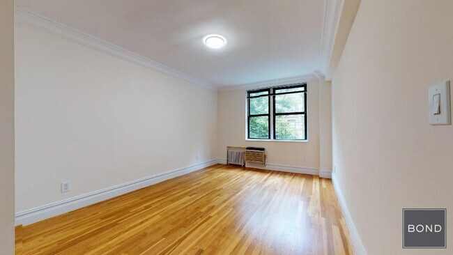 Building Photo - 229 E 80th St