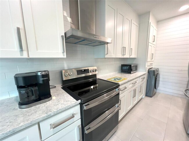Building Photo - 210 3rd St W