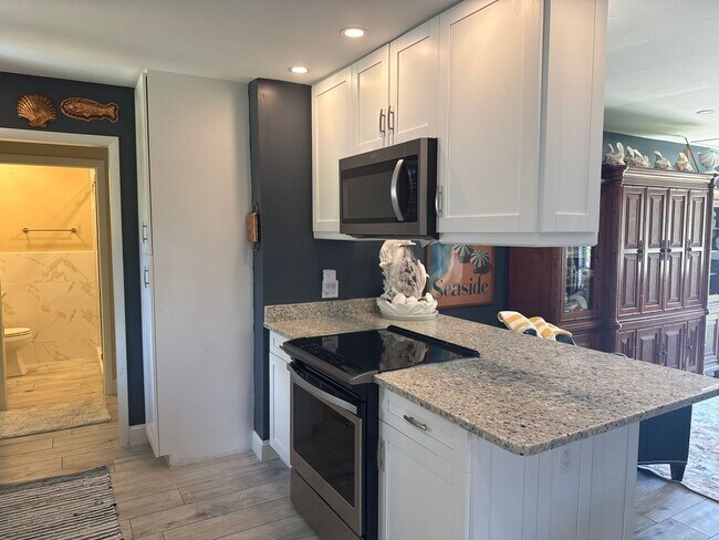 Building Photo - Renovated 3 Bed, 2 Bath Annual Rental in Naples Park